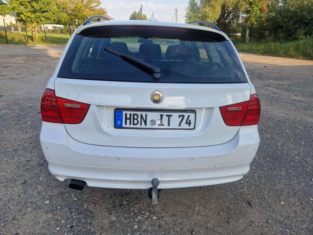 BMW 318 2010 — photo 12
