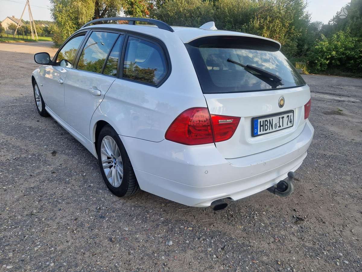 BMW 318 2010 — photo 13