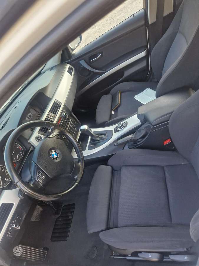 BMW 318 2010 — photo 15