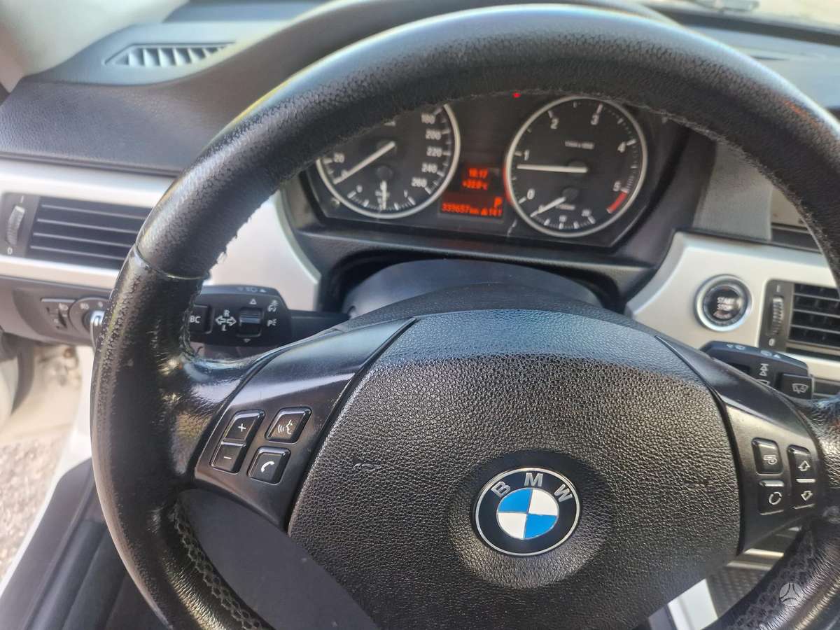BMW 318 2010 — photo 16
