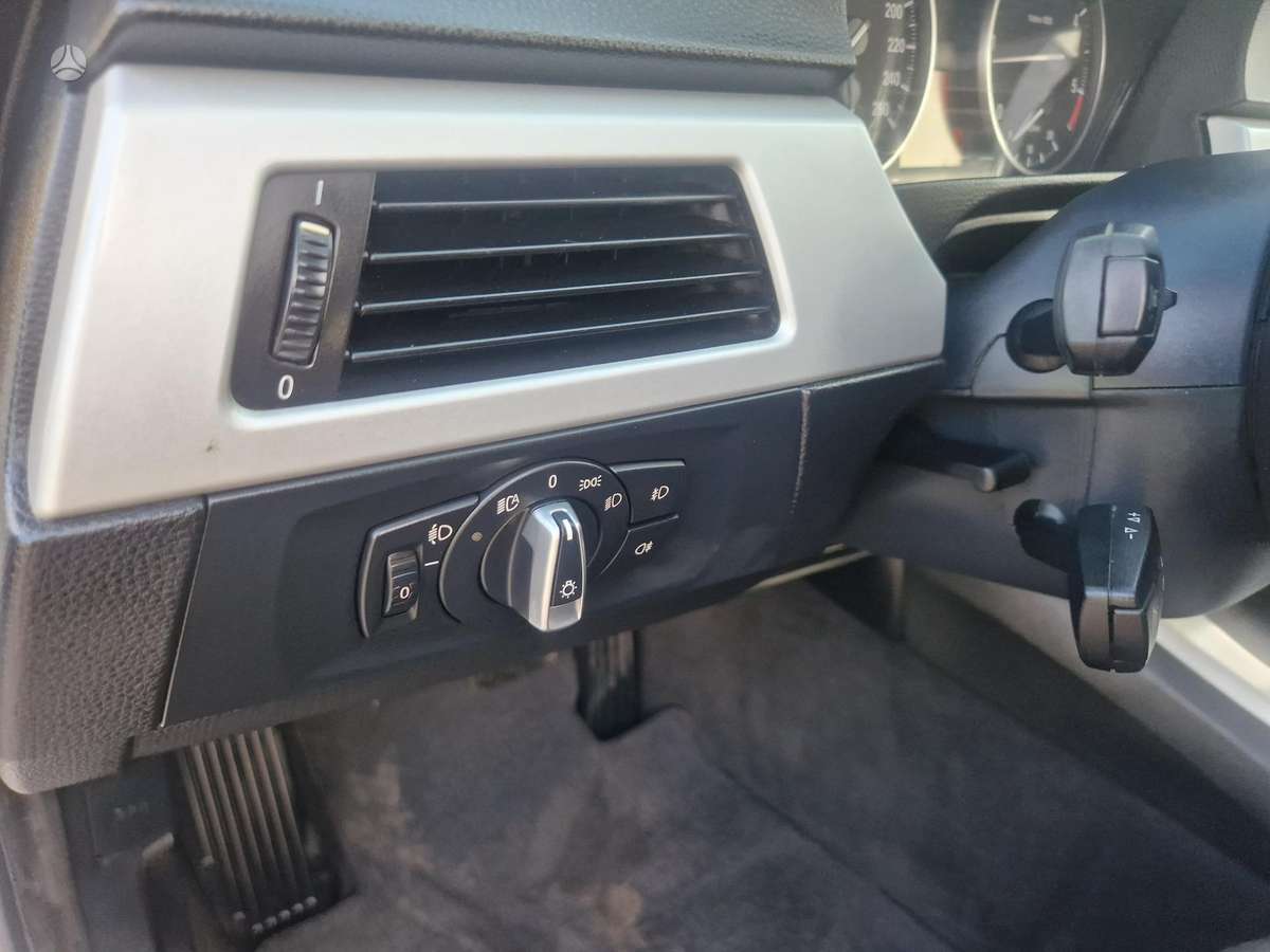 BMW 318 2010 — photo 17