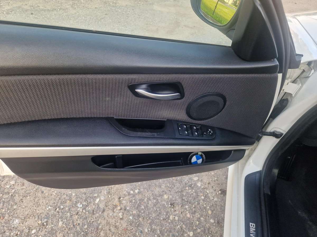 BMW 318 2010 — photo 18