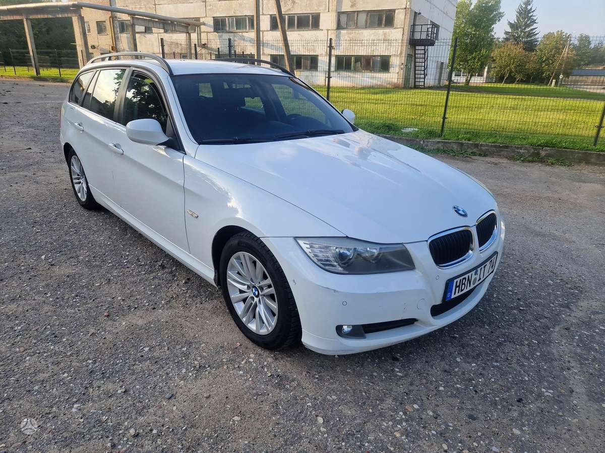 BMW 318 2010 — rear view