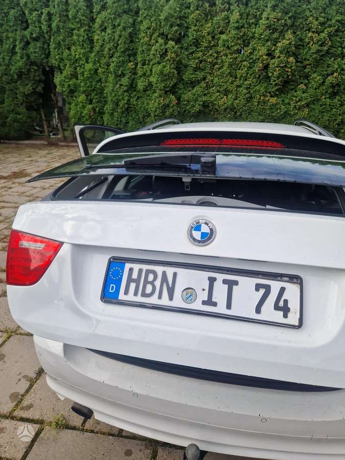 BMW 318 2010 — photo 22