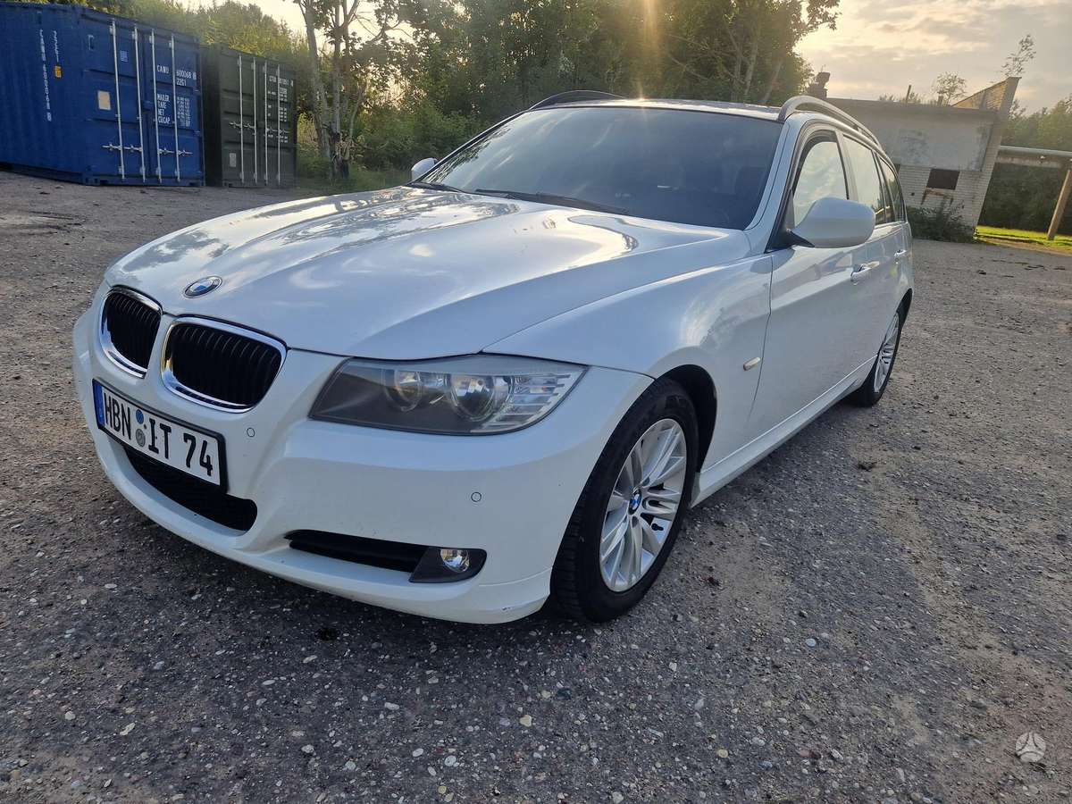 BMW 318 2010 — interior