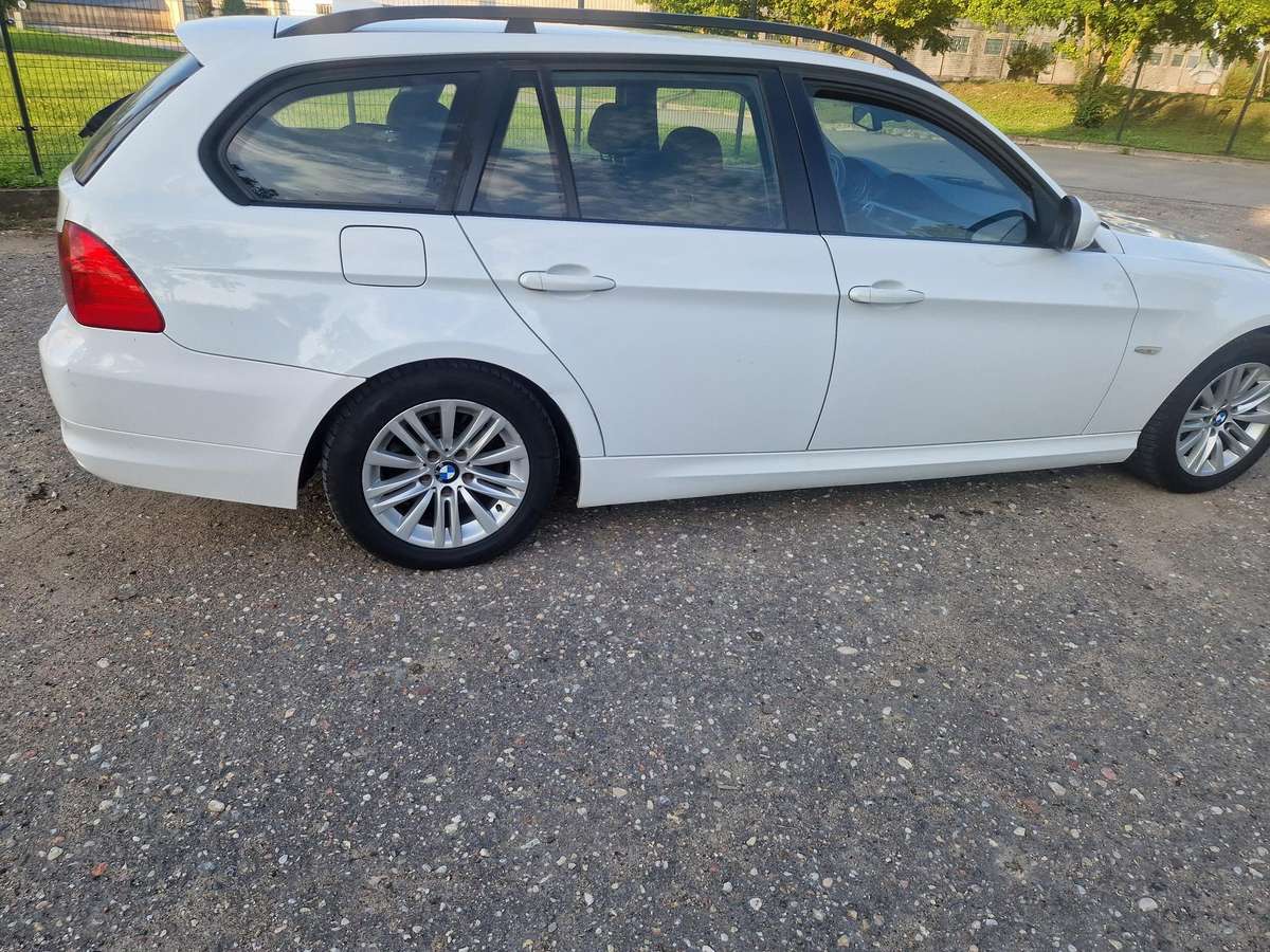 BMW 318 2010 — photo 8