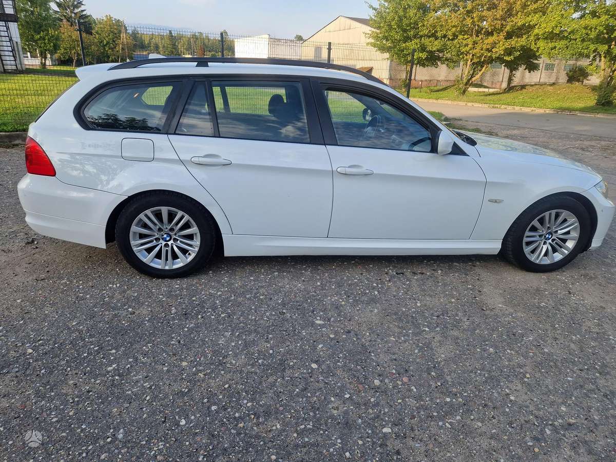 BMW 318 2010 — photo 9