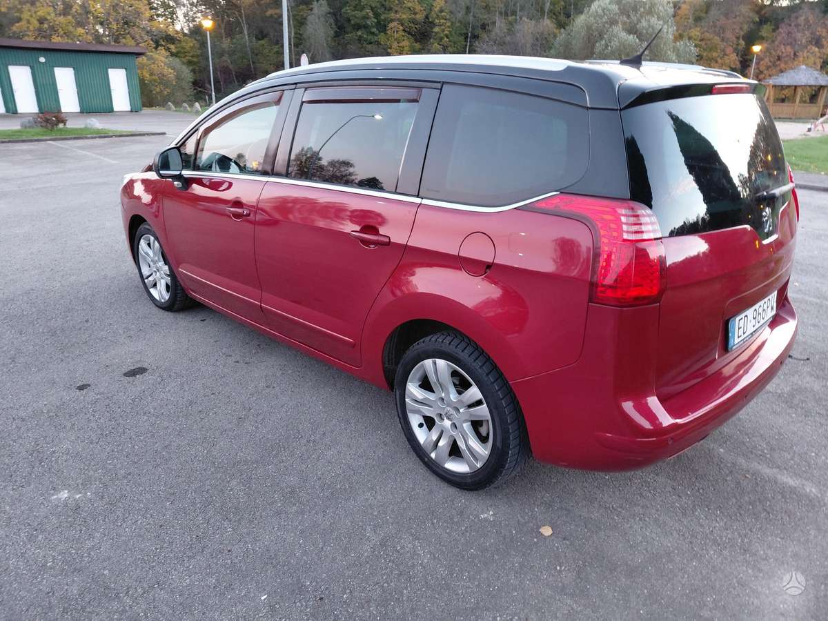Peugeot 5008 2010 — interior