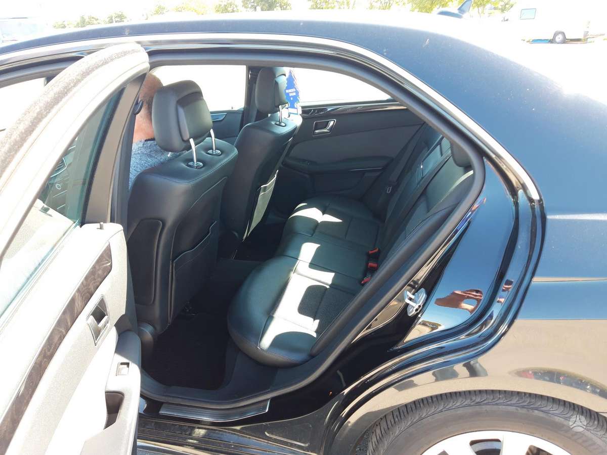 Mercedes-Benz E200 2009 — photo 11