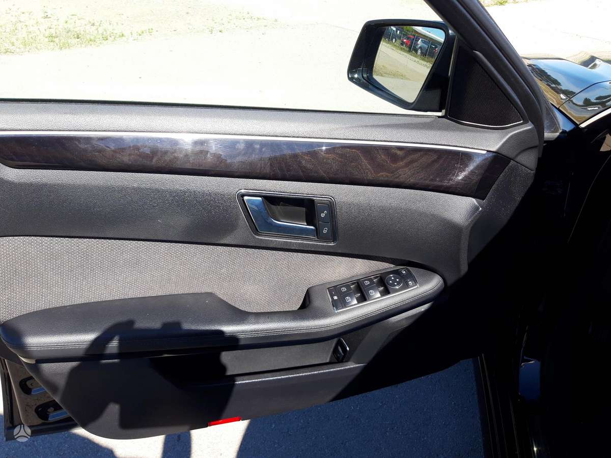 Mercedes-Benz E200 2009 — photo 12