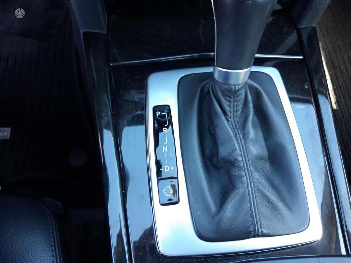 Mercedes-Benz E200 2009 — photo 17