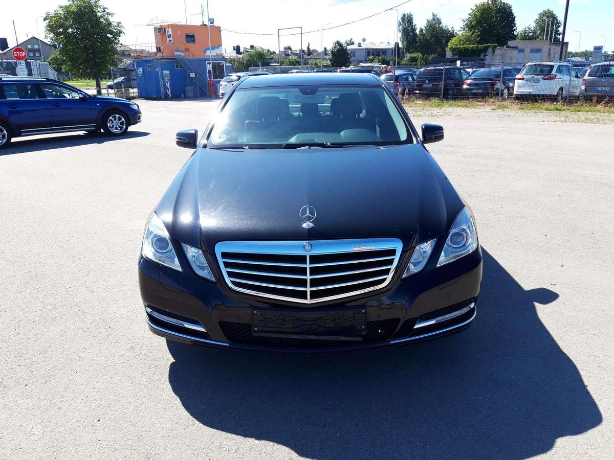 Mercedes-Benz E200 2009 — rear view