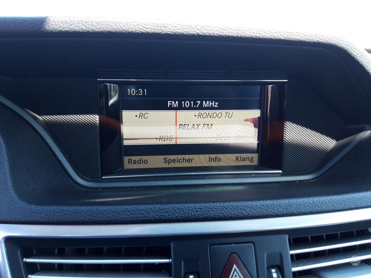 Mercedes-Benz E200 2009 — photo 20