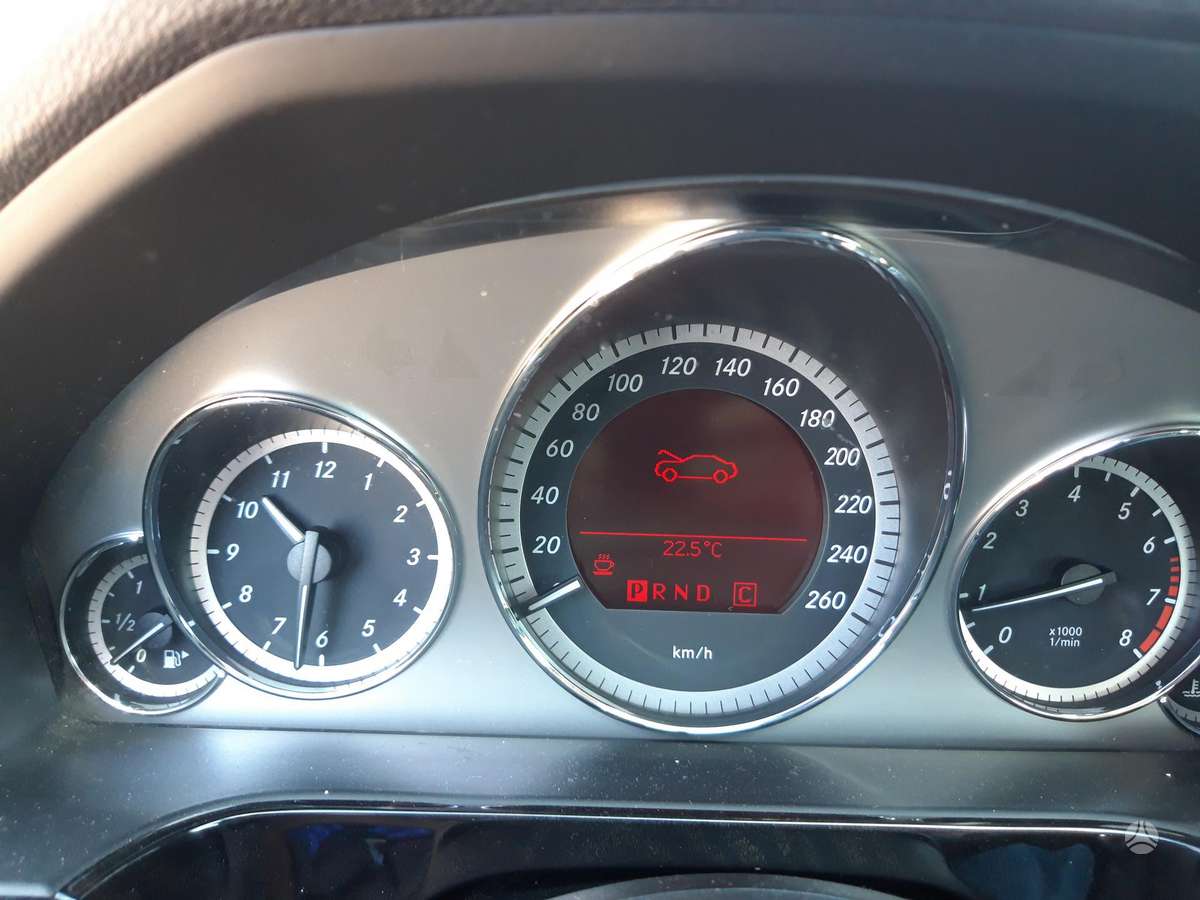 Mercedes-Benz E200 2009 — photo 21