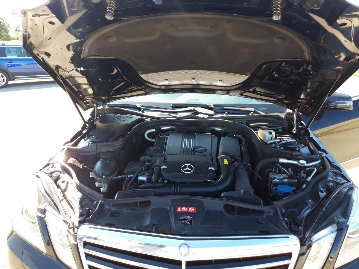Mercedes-Benz E200 2009 — photo 22