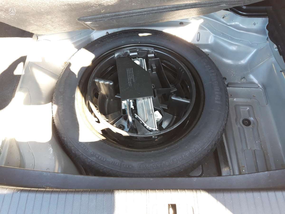 Mercedes-Benz E200 2009 — photo 8