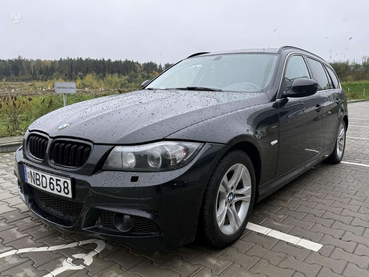 BMW 318 2011 — салон