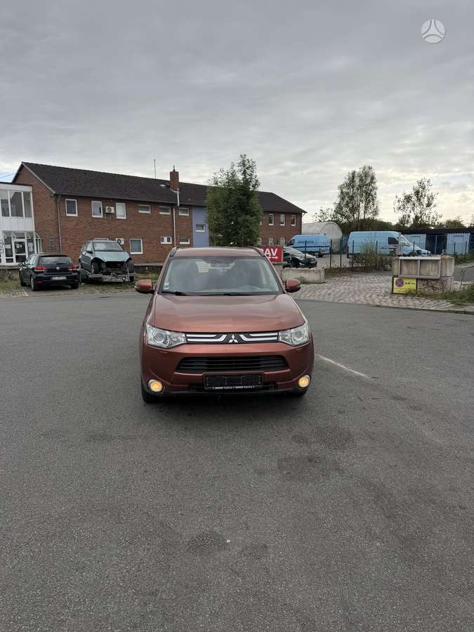 Mitsubishi Outlander 2012 — вигляд ззаду