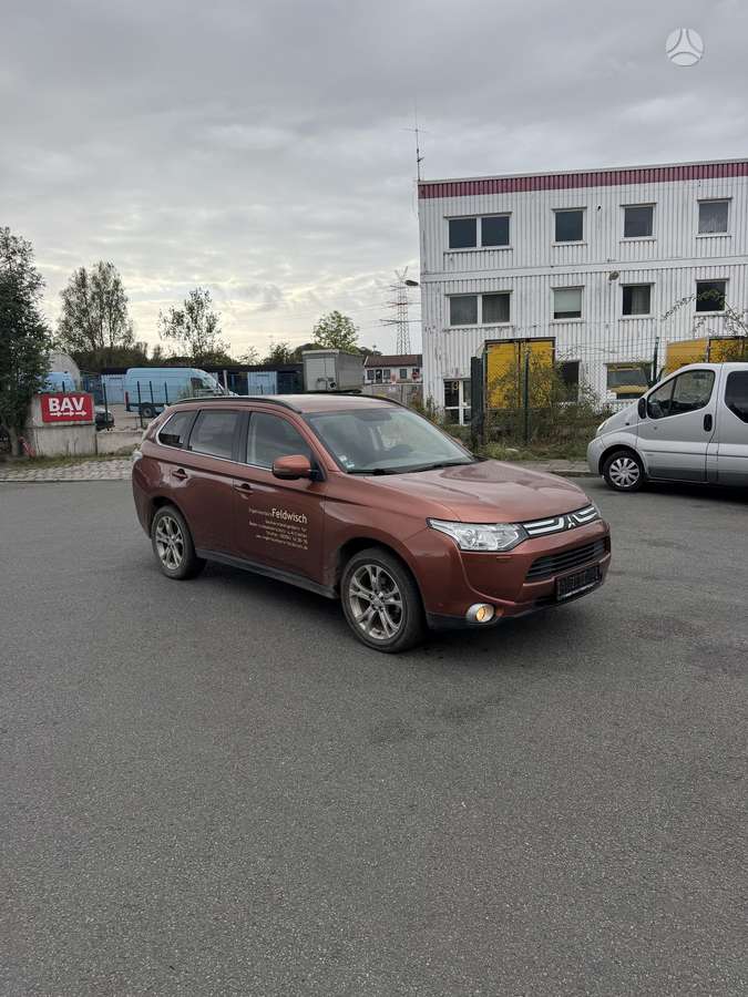 Mitsubishi Outlander 2012 — салон