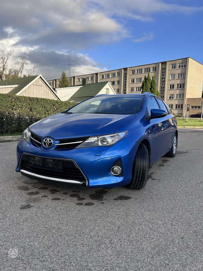 Toyota Auris 2014 — engine 1600 cm³, 132 HP (97kW)