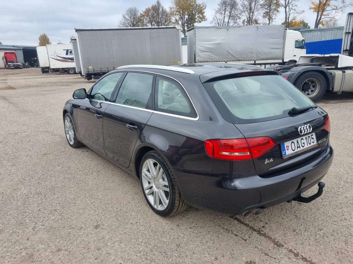 Audi A4 2009 — салон