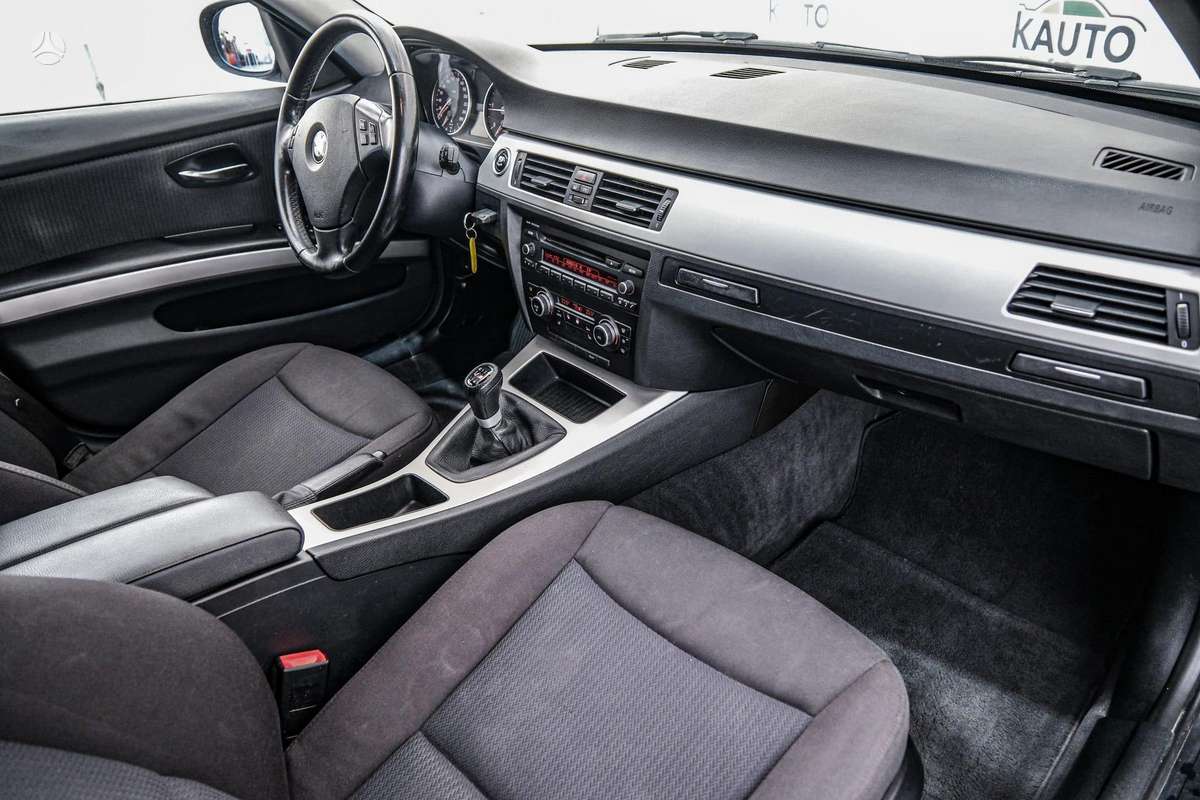 BMW 320 2010 — photo 11