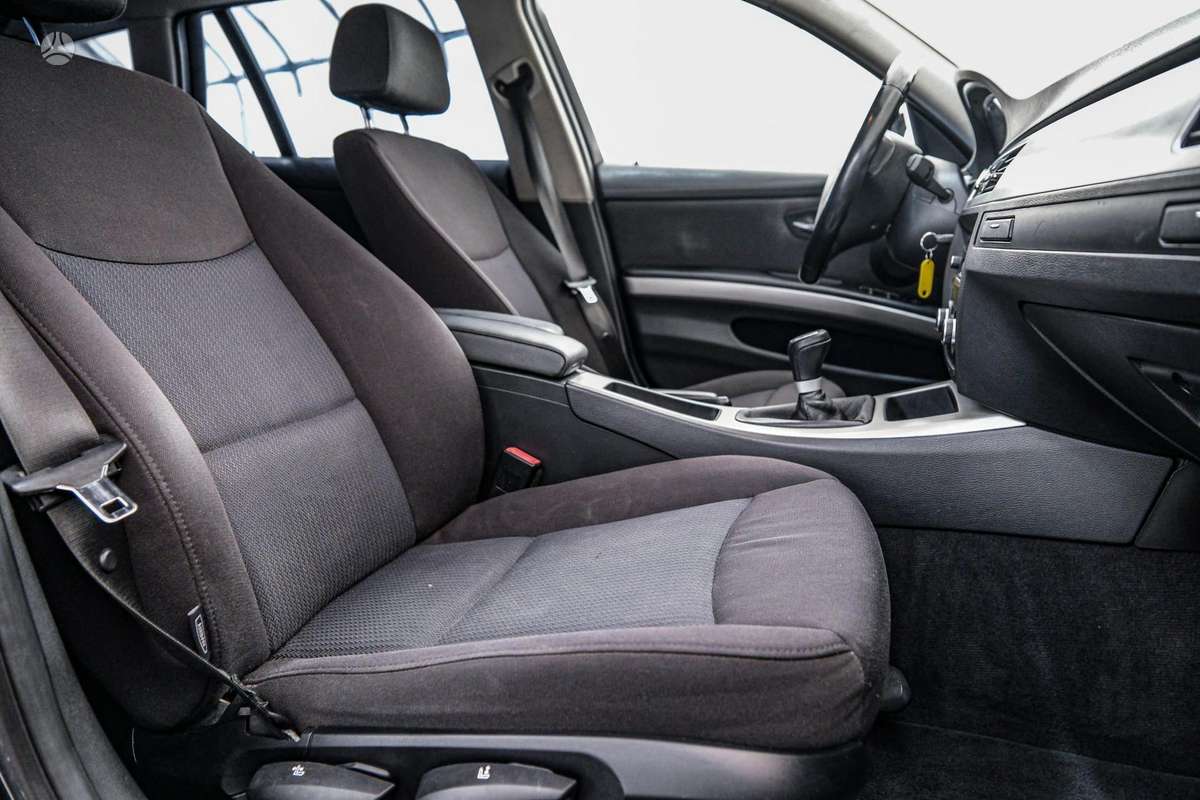 BMW 320 2010 — photo 12