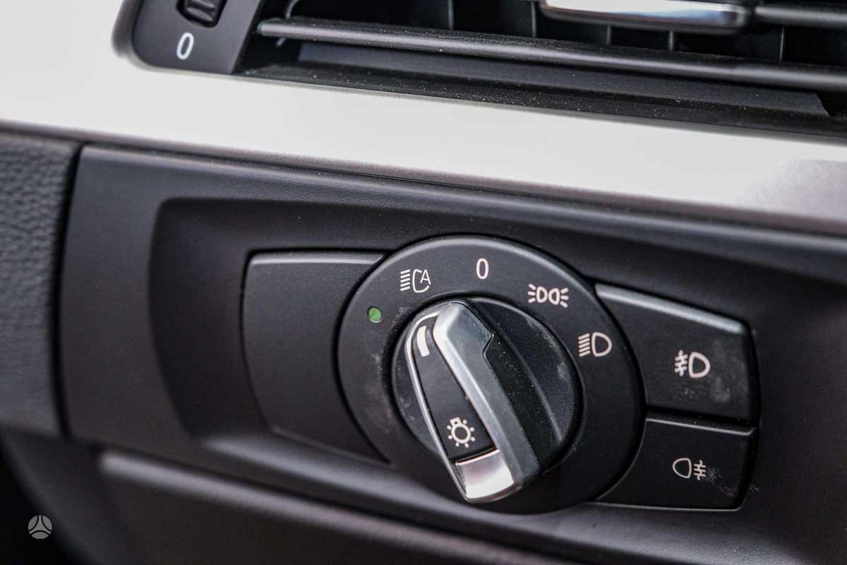 BMW 320 2010 — photo 13
