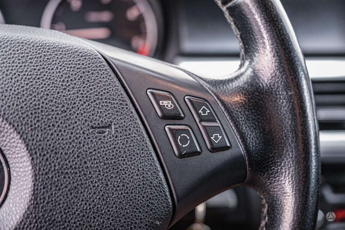 BMW 320 2010 — photo 16