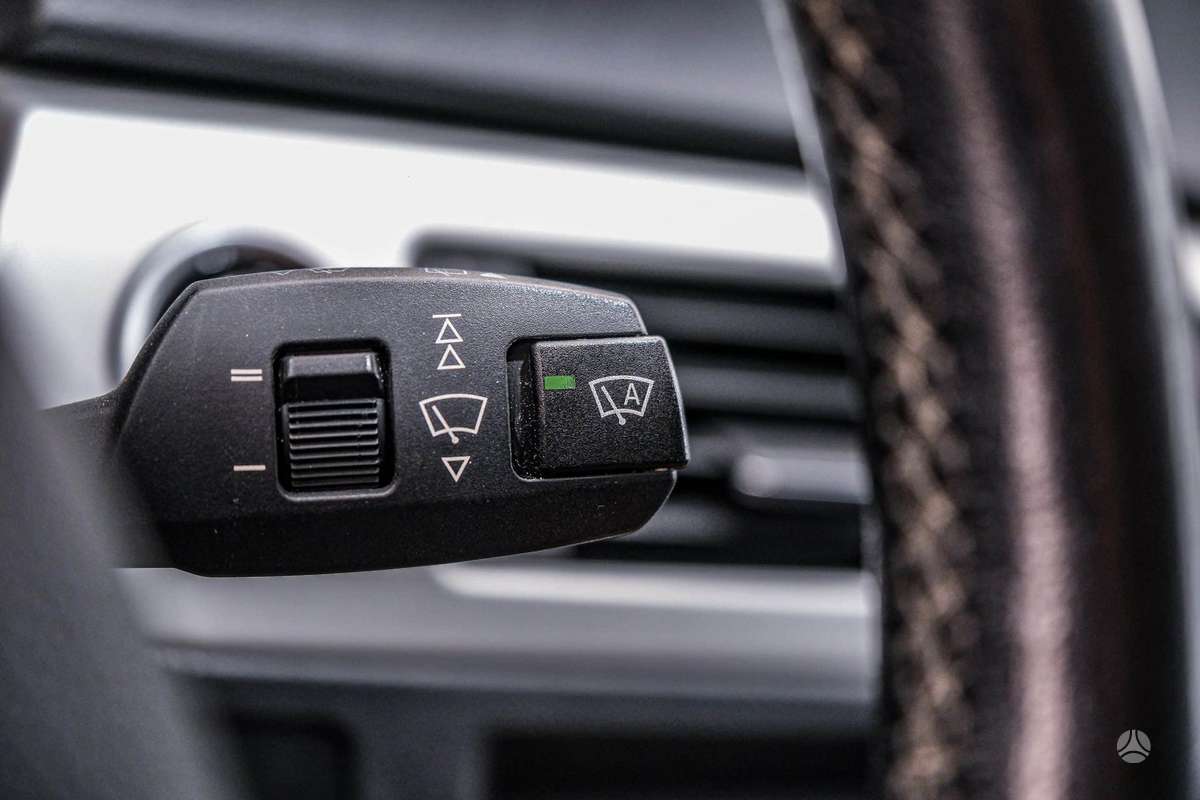 BMW 320 2010 — photo 17
