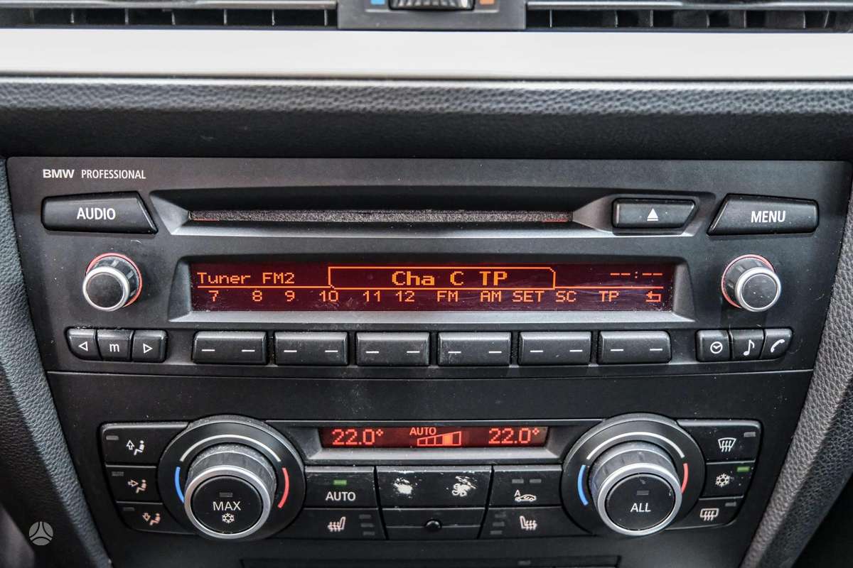 BMW 320 2010 — photo 18
