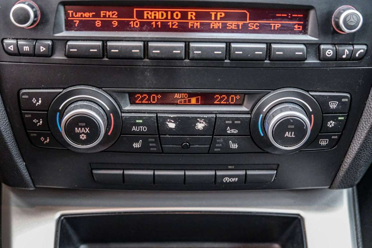 BMW 320 2010 — photo 19