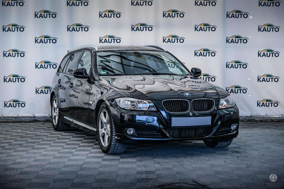 BMW 320 2010 — rear view