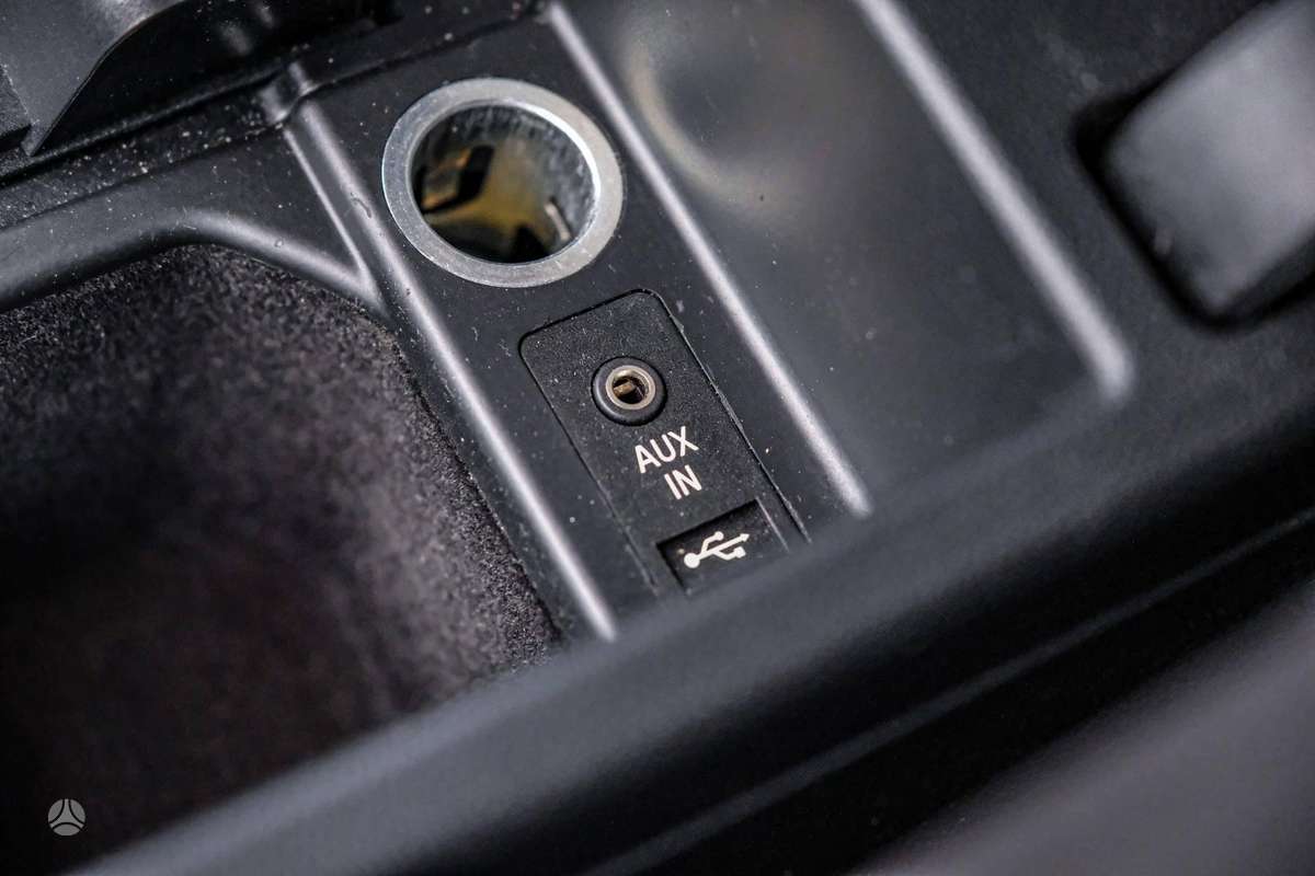 BMW 320 2010 — photo 21