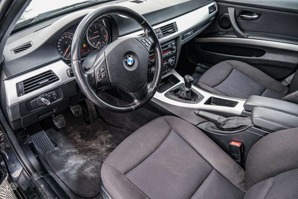 BMW 320 2010 — photo 5