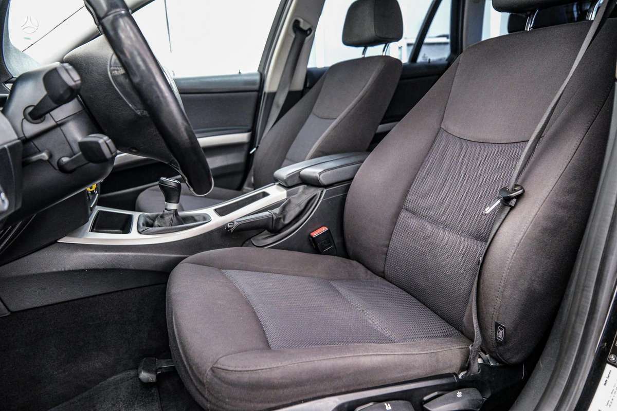 BMW 320 2010 — photo 6