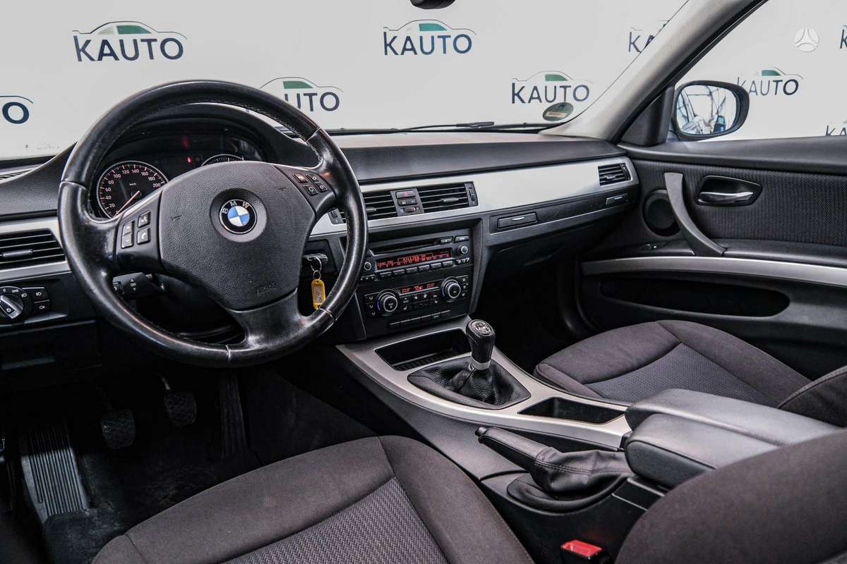 BMW 320 2010 — photo 7