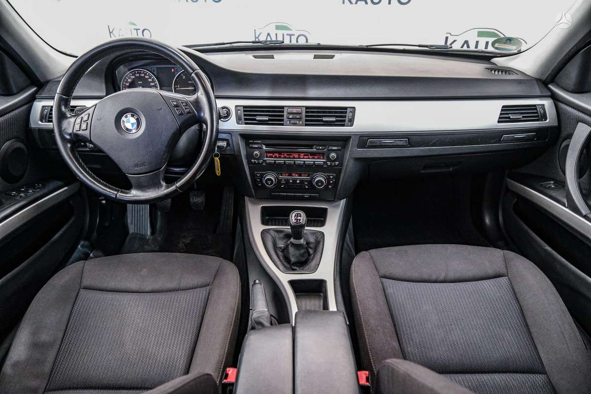 BMW 320 2010 — photo 8