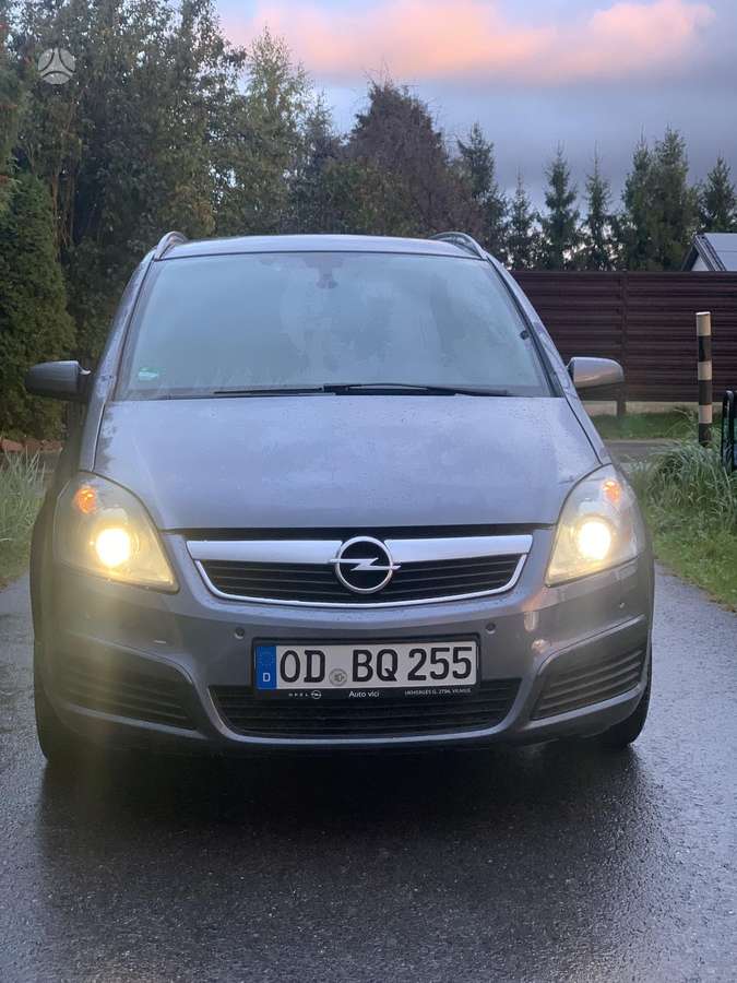 Opel Zafira 2006 — rear view