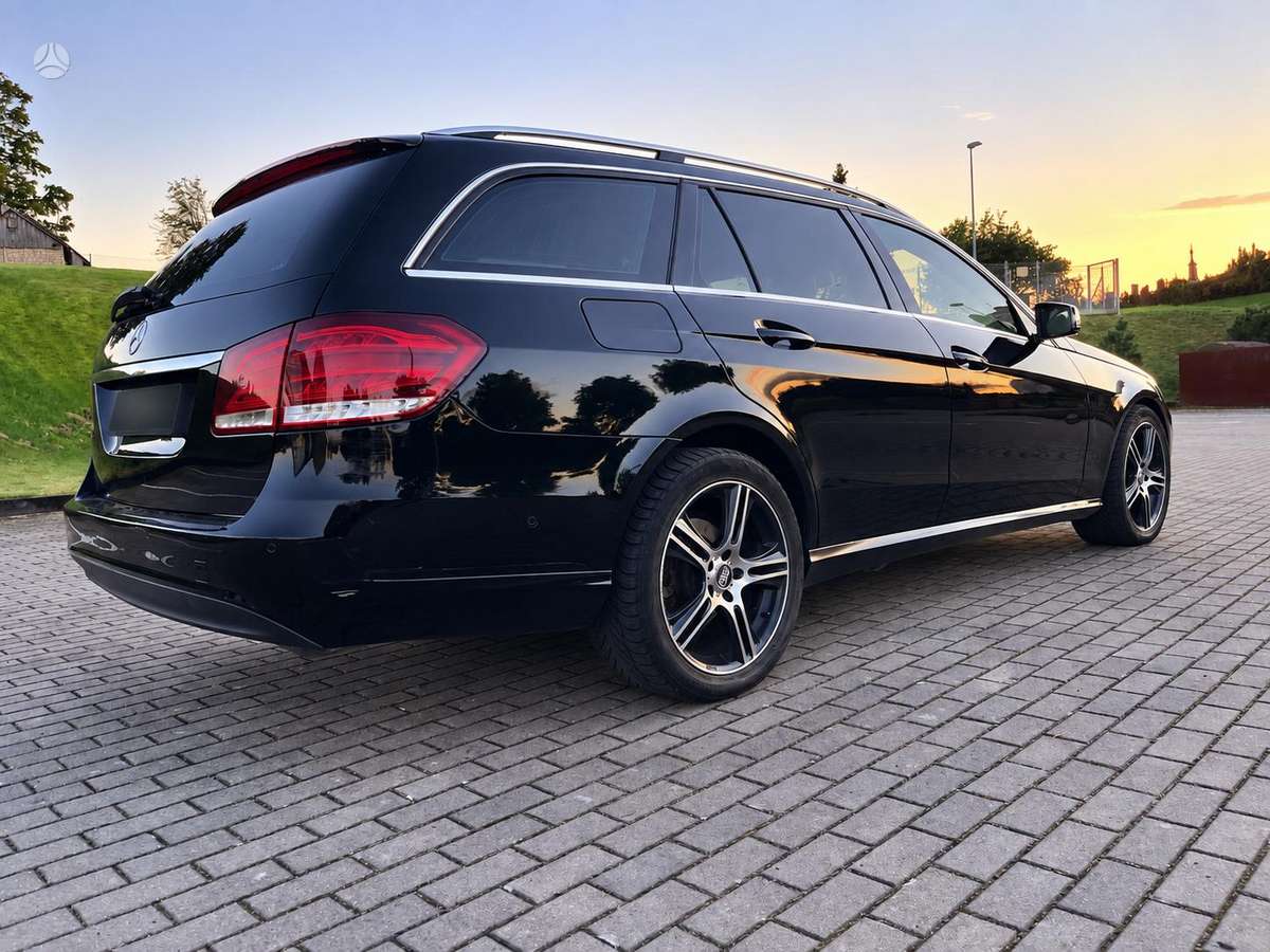 Mercedes-Benz E300 2013 — rear view