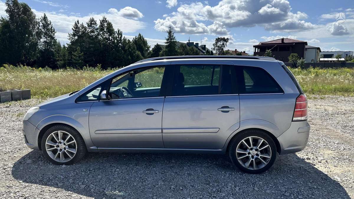 Opel Zafira 2005 — rear view