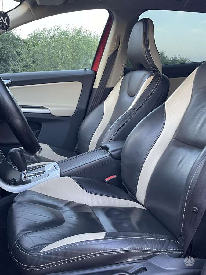 Volvo XC60 2010 — photo 12