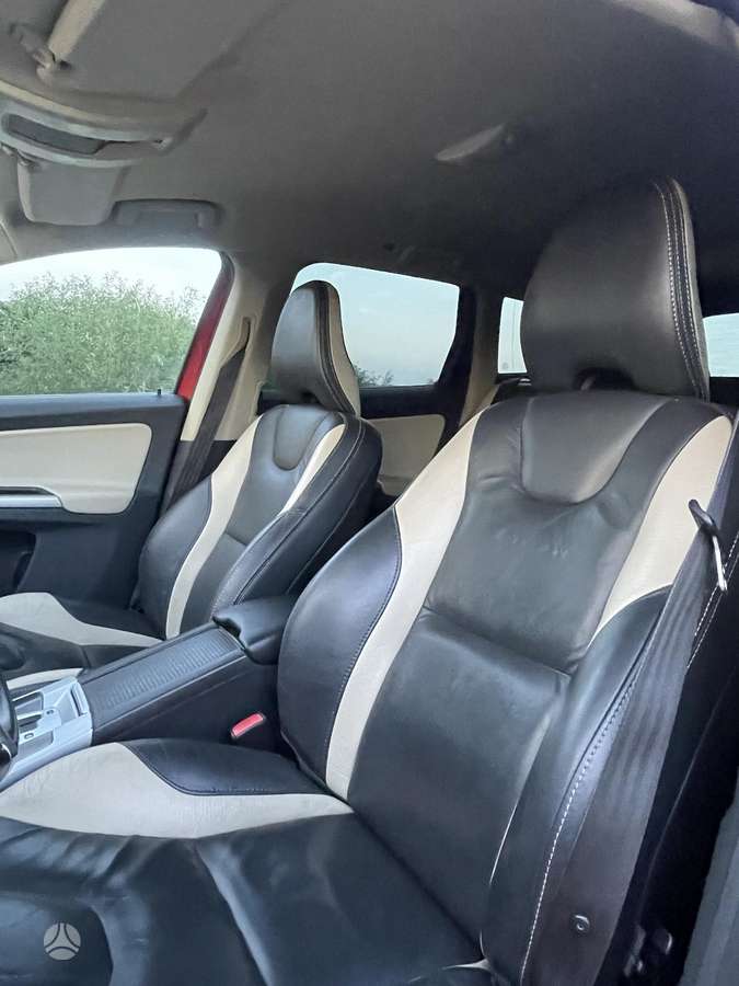 Volvo XC60 2010 — photo 13
