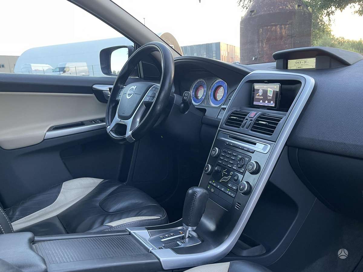 Volvo XC60 2010 — photo 16