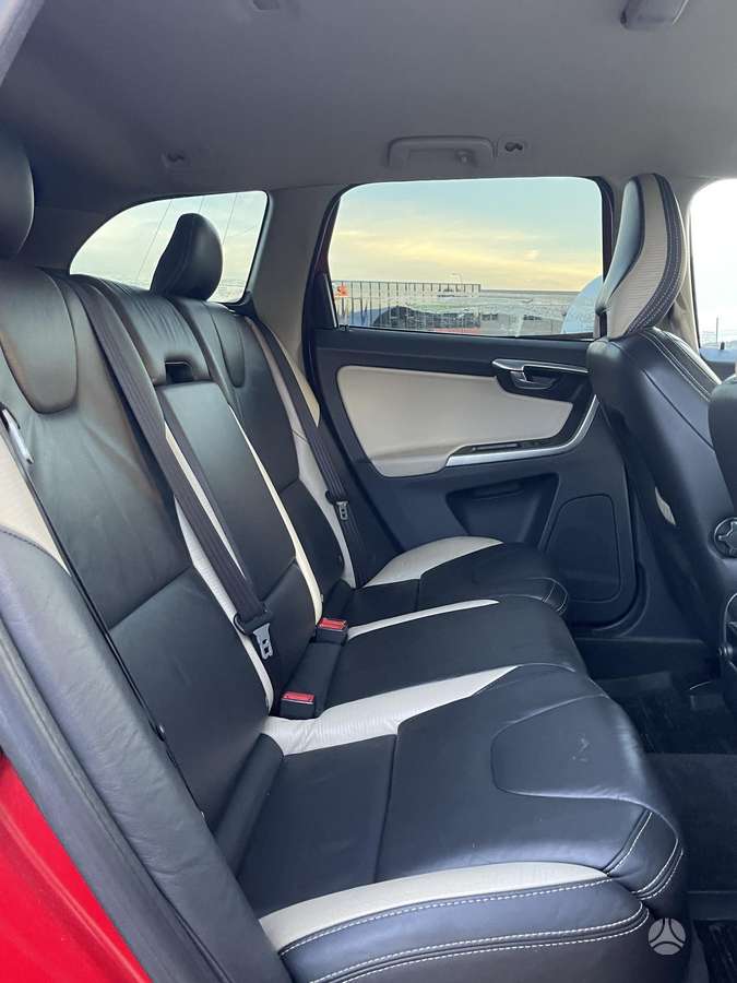 Volvo XC60 2010 — photo 17