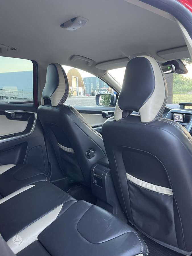 Volvo XC60 2010 — photo 18