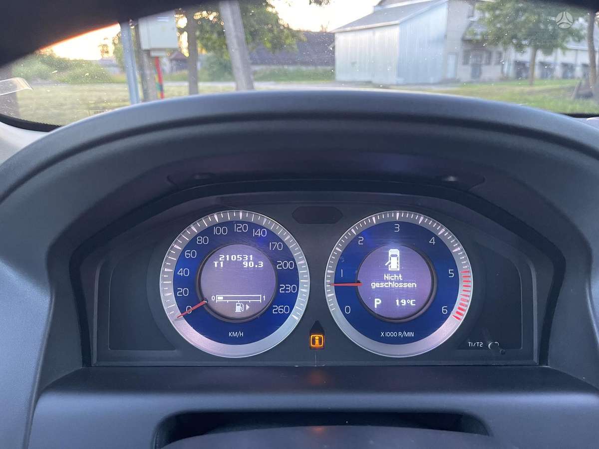 Volvo XC60 2010 — photo 20