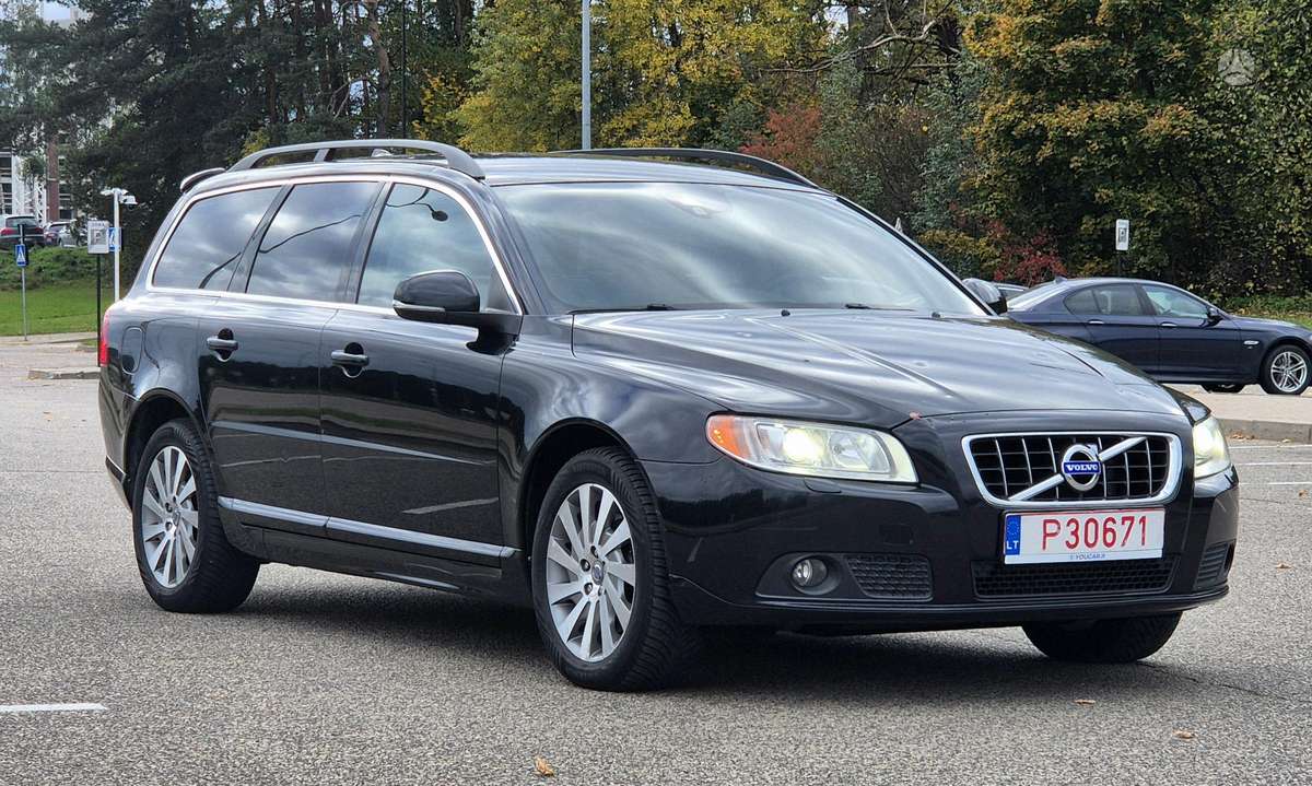 Volvo V70 2012 — вигляд ззаду