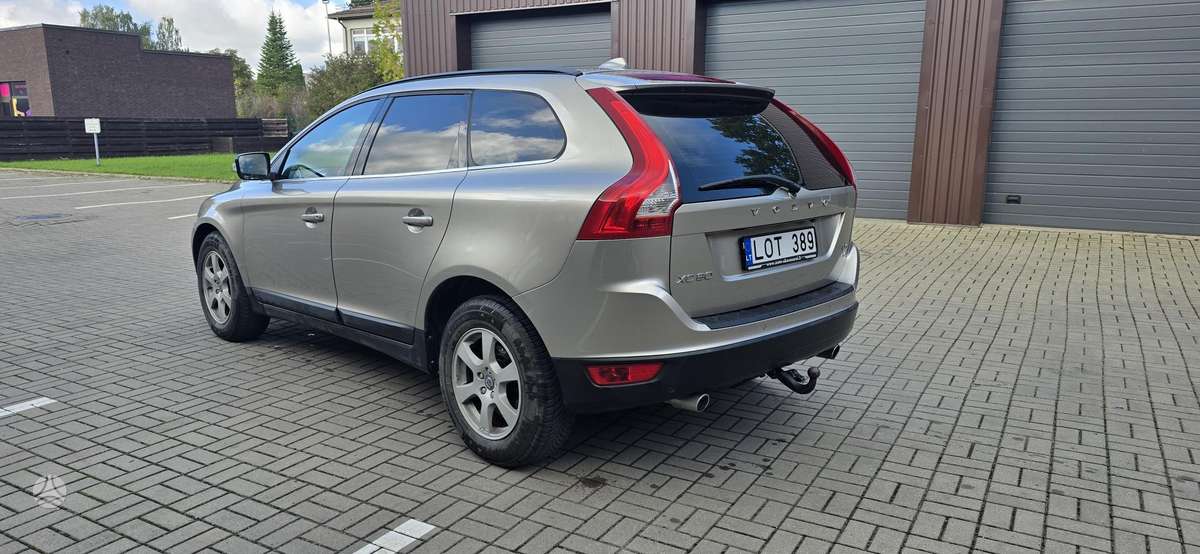Volvo XC60 2011 — салон