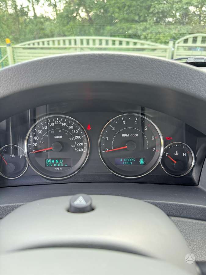 Jeep Grand 2006 — photo 9